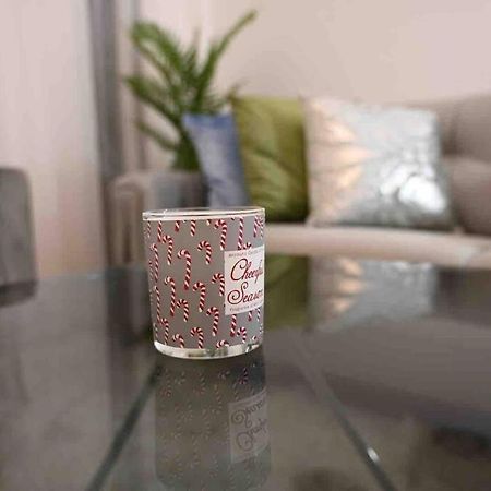 Brand New Furniture . Close To Dubai Mall. Екстер'єр фото