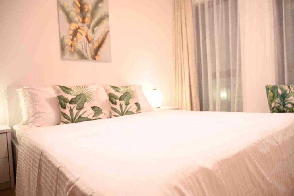 Brand New Furniture . Close To Dubai Mall. Екстер'єр фото