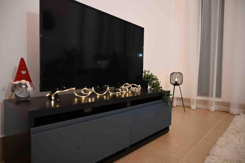 Brand New Furniture . Close To Dubai Mall. Екстер'єр фото