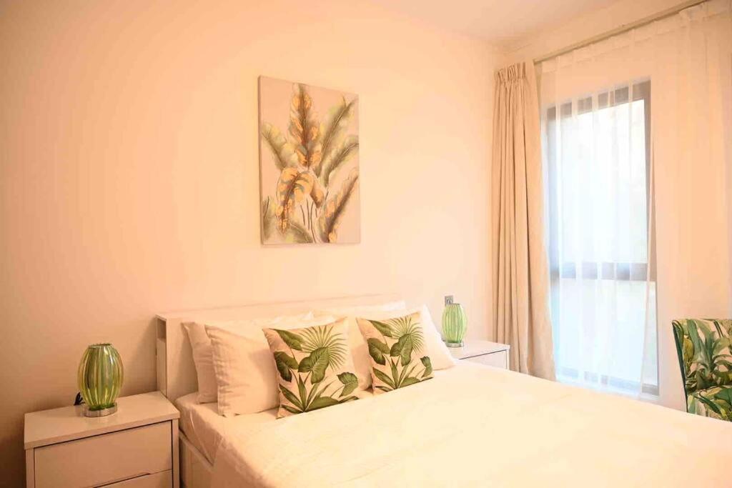 Brand New Furniture . Close To Dubai Mall. Екстер'єр фото