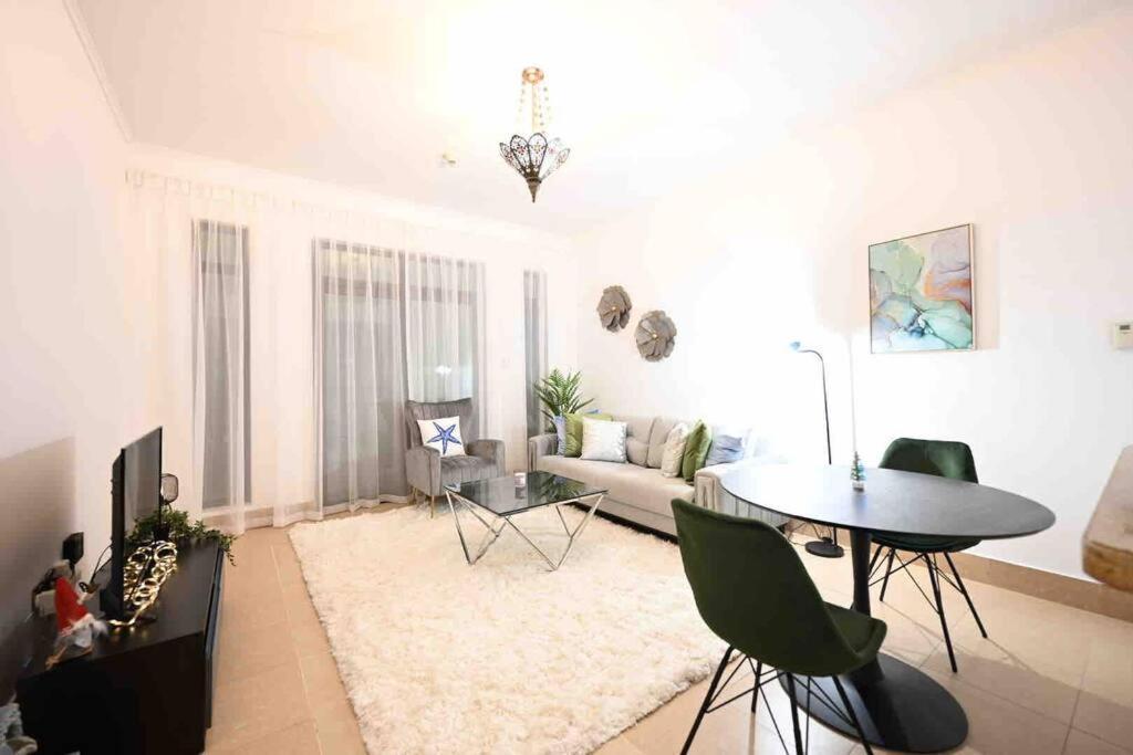 Brand New Furniture . Close To Dubai Mall. Екстер'єр фото