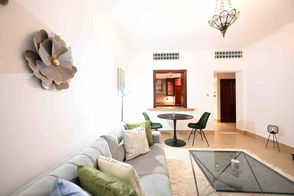 Brand New Furniture . Close To Dubai Mall. Екстер'єр фото