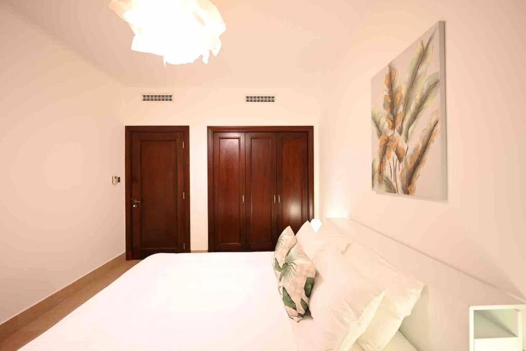 Brand New Furniture . Close To Dubai Mall. Екстер'єр фото