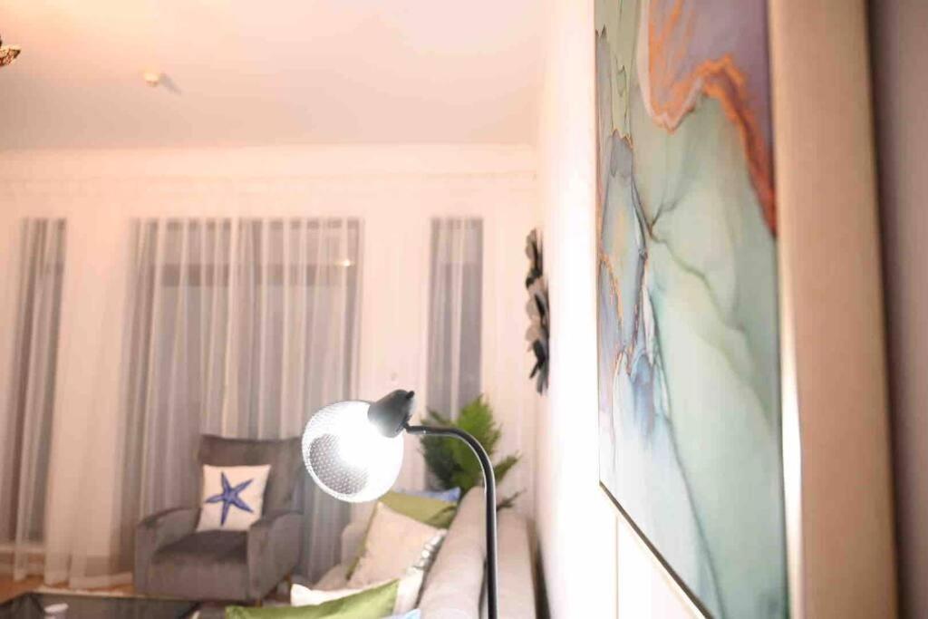 Brand New Furniture . Close To Dubai Mall. Екстер'єр фото