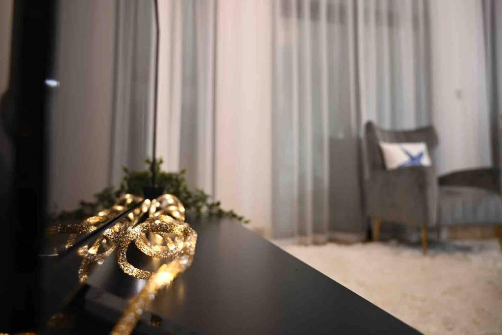 Brand New Furniture . Close To Dubai Mall. Екстер'єр фото