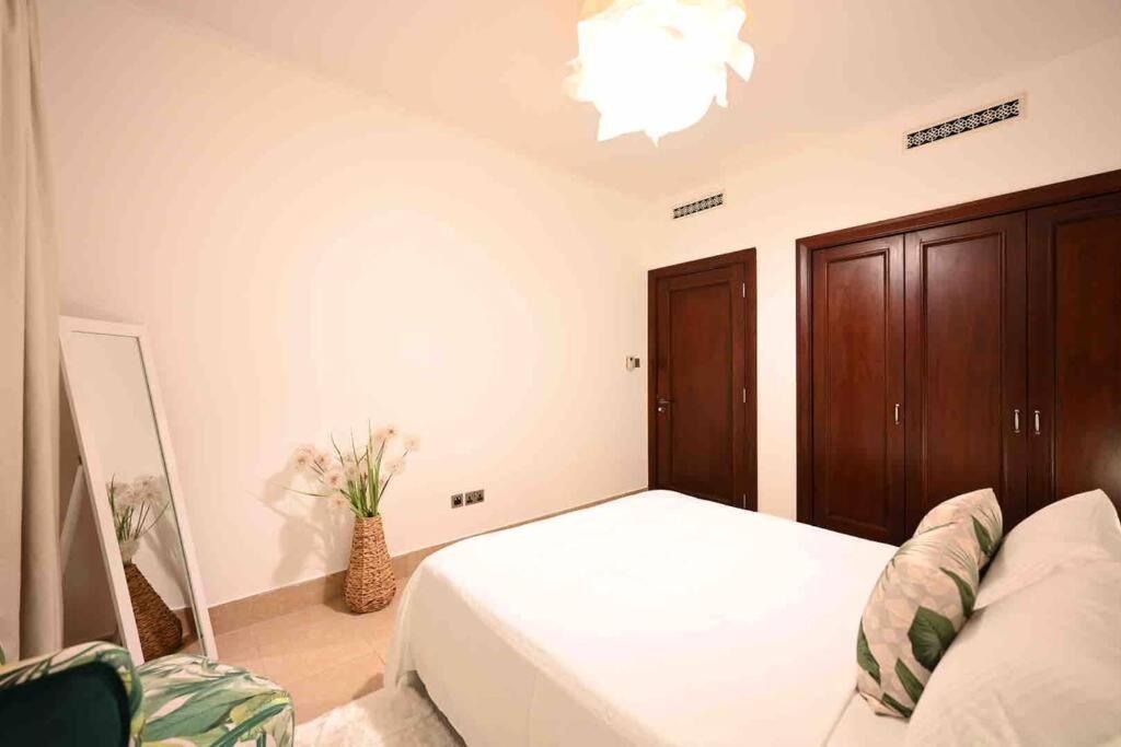 Brand New Furniture . Close To Dubai Mall. Екстер'єр фото