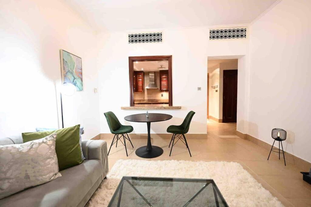 Brand New Furniture . Close To Dubai Mall. Екстер'єр фото