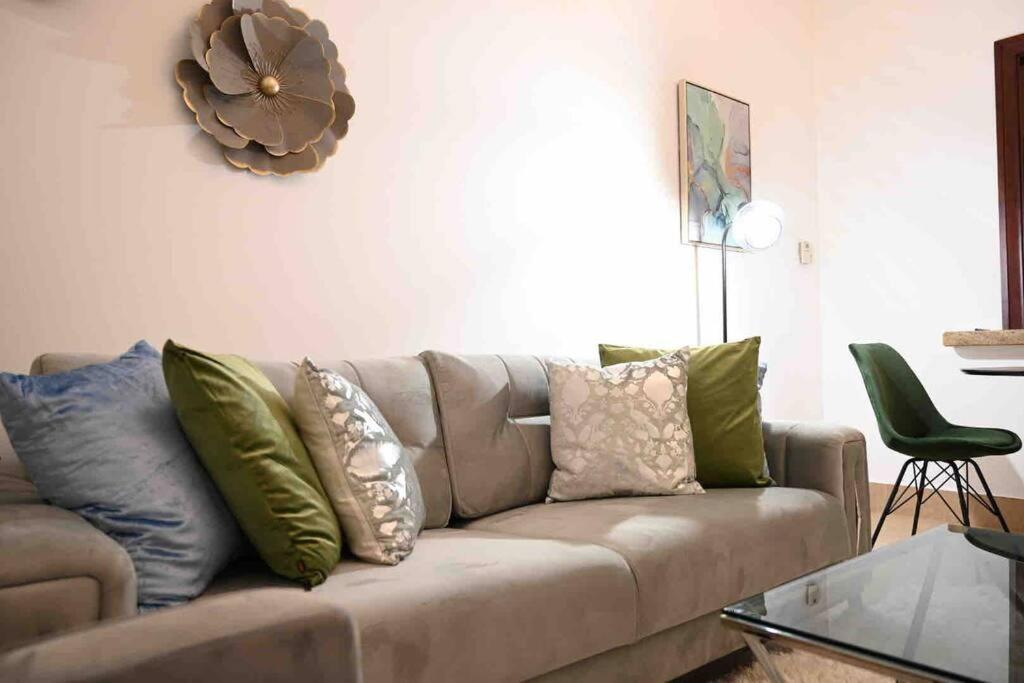 Brand New Furniture . Close To Dubai Mall. Екстер'єр фото
