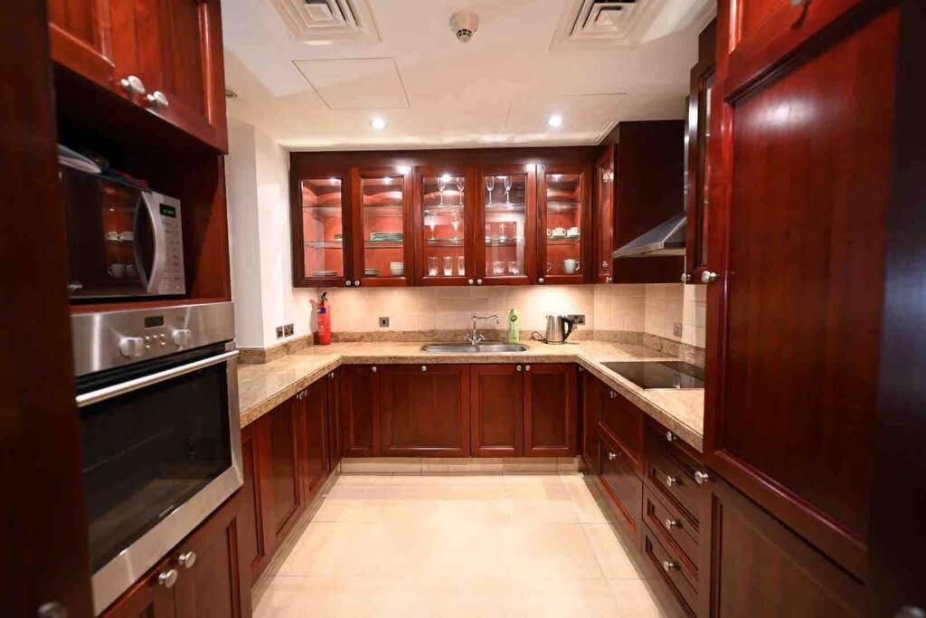 Brand New Furniture . Close To Dubai Mall. Екстер'єр фото