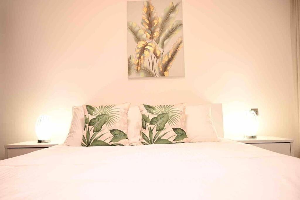 Brand New Furniture . Close To Dubai Mall. Екстер'єр фото