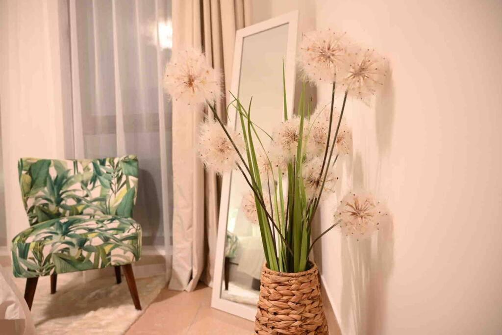 Brand New Furniture . Close To Dubai Mall. Екстер'єр фото