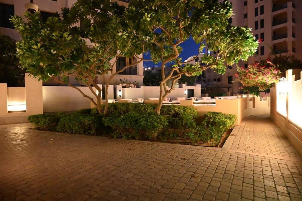 Brand New Furniture . Close To Dubai Mall. Екстер'єр фото